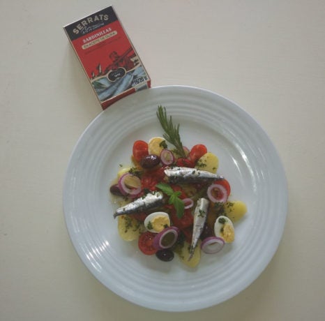 Ensalada de patata con sardinillas y pimientos tricolor