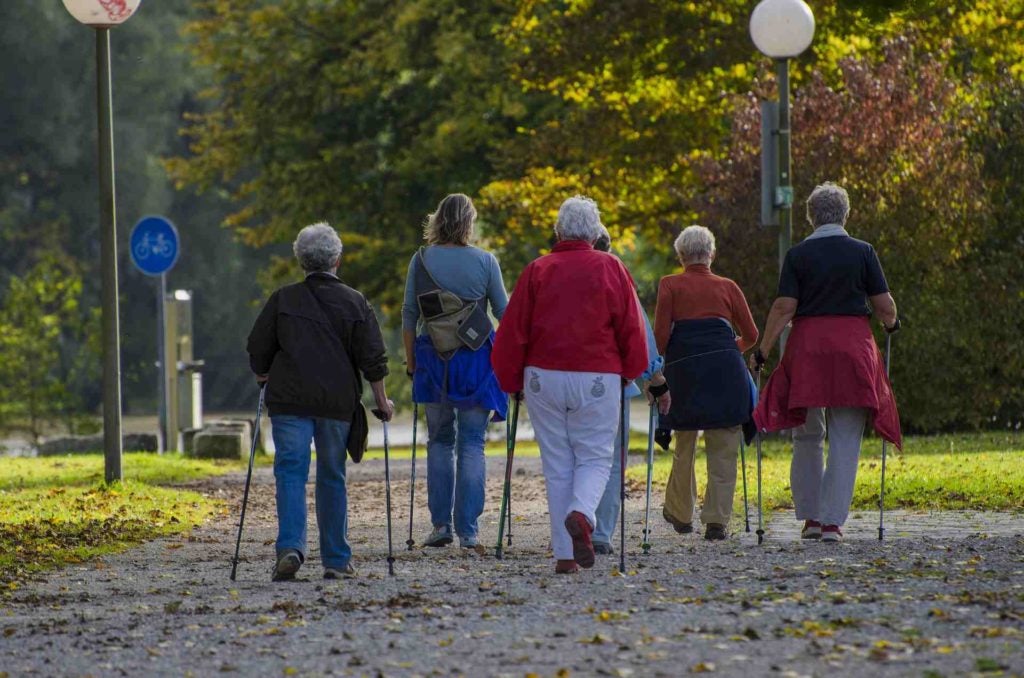 Grupo de personas caminando para mantener la actividad física saludable