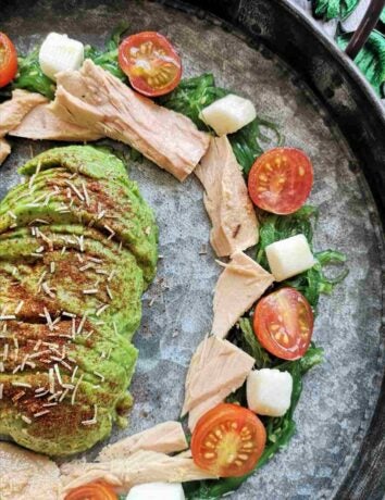 Ensalada de algas wakame, Bonito del Norte, tomates cherry y aguacate,