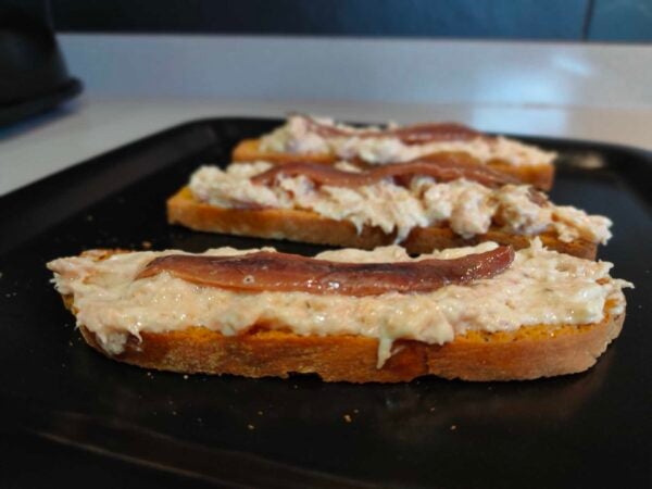 Pintxos de atún con mahonesa y anchoas del Cantábrico