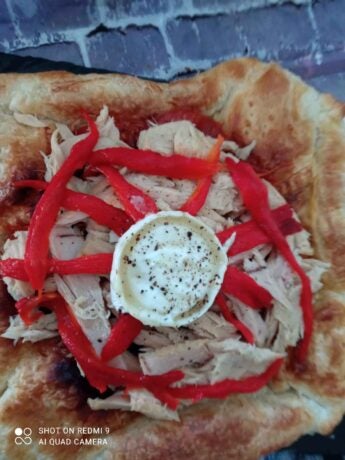 Hojaldre de bonito con rulo de cabra y pimientos del piquillo