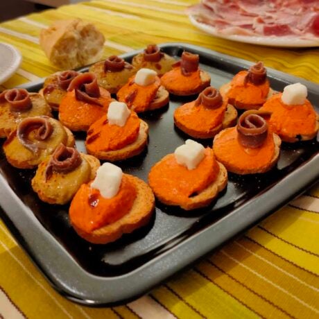 Canapés navideños de anchoas con cremas de mejillones y pimientos del piquillo