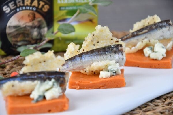 Bocaditos de sardinillas y roquefort sobre gelatina de tomate