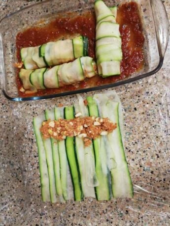 Proceso de formar y rellenar los canelones de calabacín