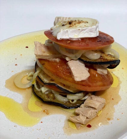 Timbal templado con bonito en escabeche