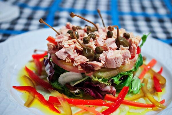 Ensalada de Bonito del Norte, pepino marinado y verduras encurtidas