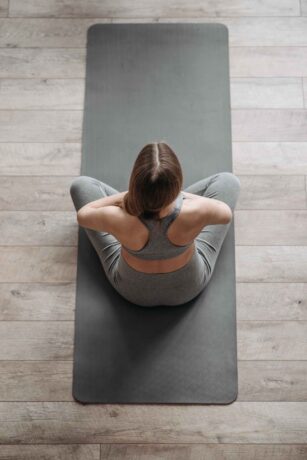 Mujer haciendo yoga como remedio contra el estrés y la ansiedad