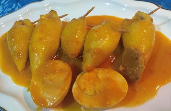 Calamares rellenos de atún y carne, en salsa