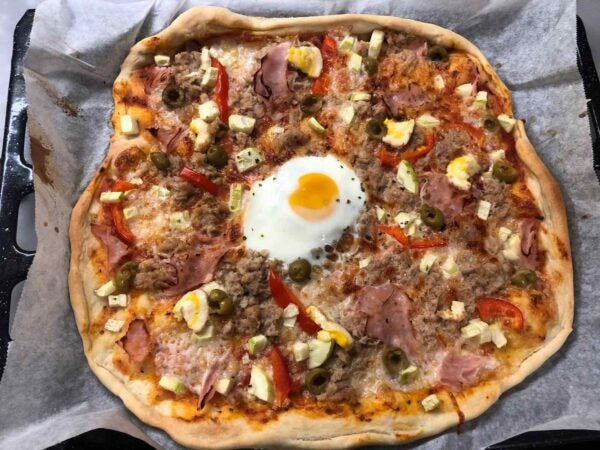 Pizza casera de espelta con bonito del norte, verduras y huevo