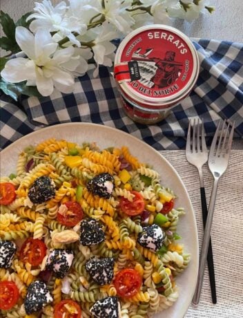 Ensalada de espirales con Bonito del Norte y perlas de queso de cabra rellenas de frambuesa cubiertas de sésamo negro