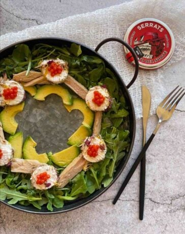 Ensalada circular con rúcula, bonito del norte, queso de cabra y perlas de tomate