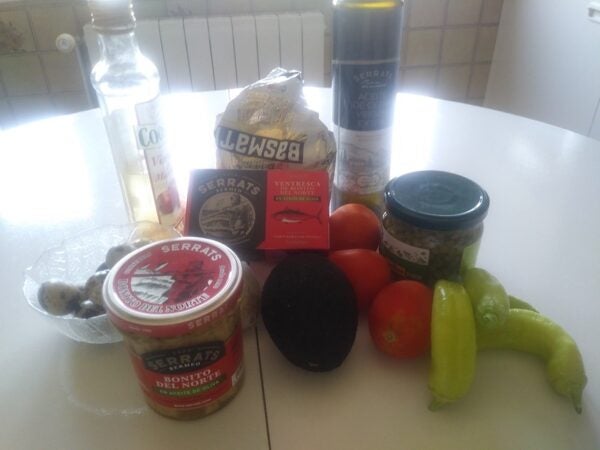 Ingredientes de la ensalada de arroz basmati con bonito y aguacate