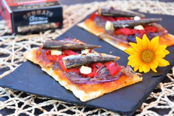 Mini cocas de cebolla con pimientos y sardinillas