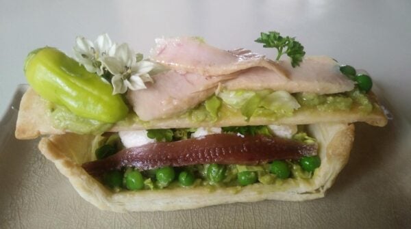 Canapé de hojaldre para Navidad. Con verduritas, anchoas del Cantábrico y ventresca de Bonito del Norte
