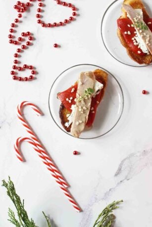 Canapés de pimientos, queso y ventresca sobre tostas caramelizadas a la miel