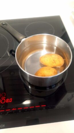 Patatas con piel cociéndose