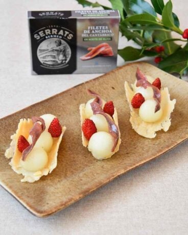 Tejas de parmesano con melón y anchoas del Cantábrico