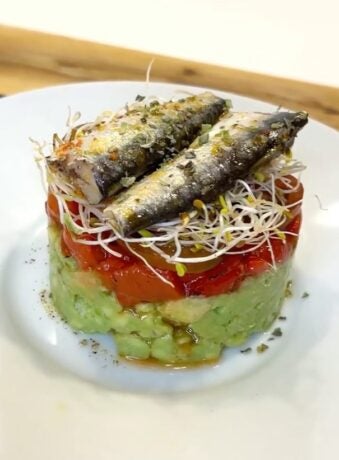 Timbal de aguacate y sardinillas