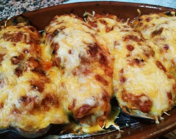 Berenjenas rellenas de atún y pimientos gratinadas