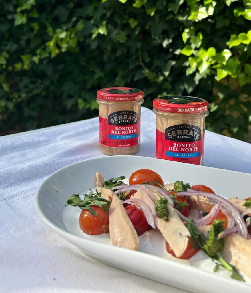 Ensalada de burrata con tomates cherry y Bonito del Norte al natural Serrats