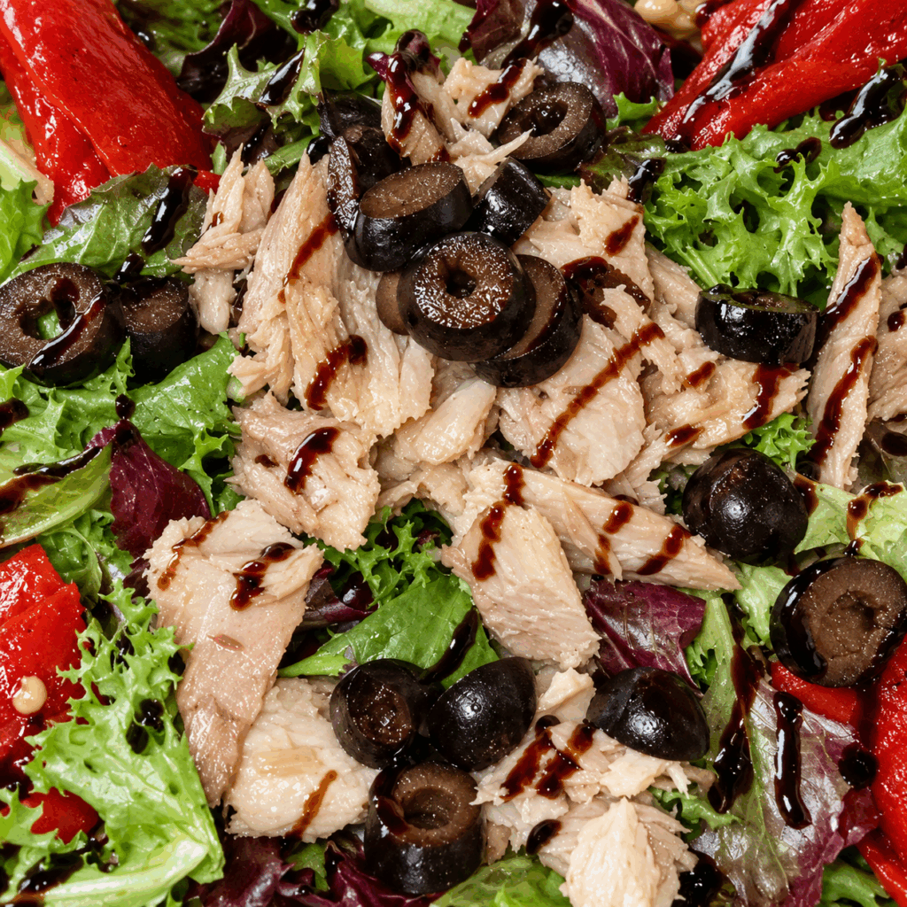 Ensalada con ventresca, pimientos del piquillo y aceitunas