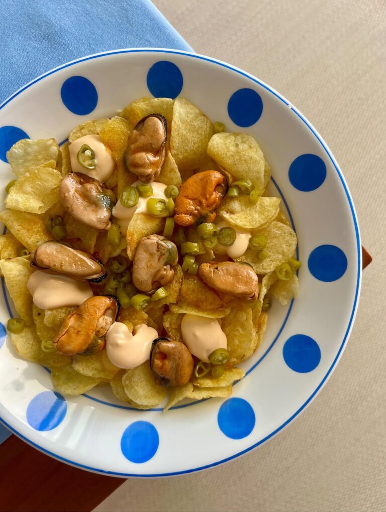 Patatas fritas con Mejillones y salsa especial