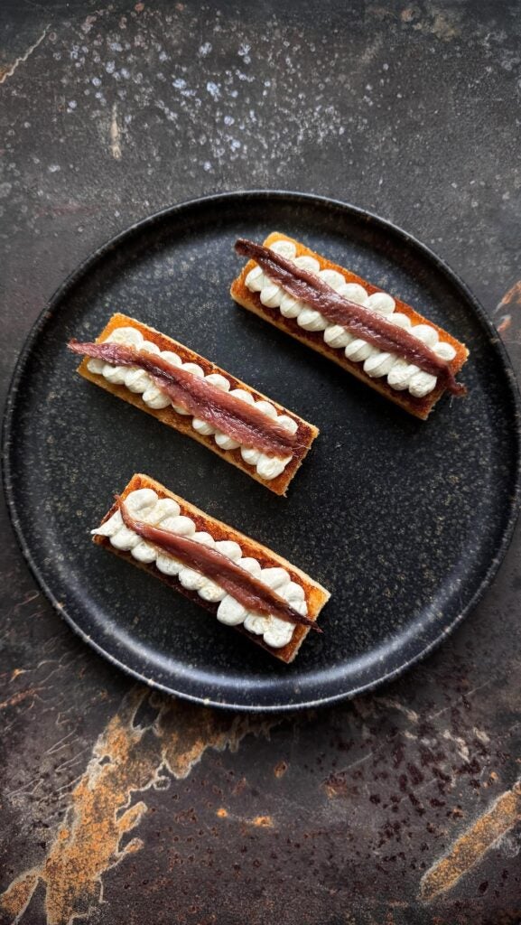 Tostas de brioche con crema de alcaparras y Anchoas ECO
