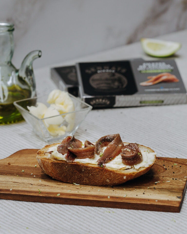 tosta mantequilla con anchoa