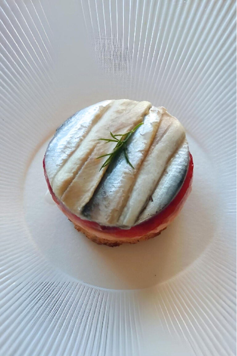 Tosta-de-escalivada-y-boquerones