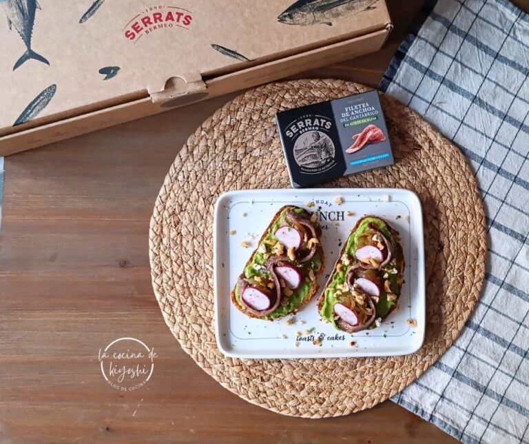 Tosta de Anchoas del Cantábrico Serrats con aguacate y cebolla caramelizada al café.