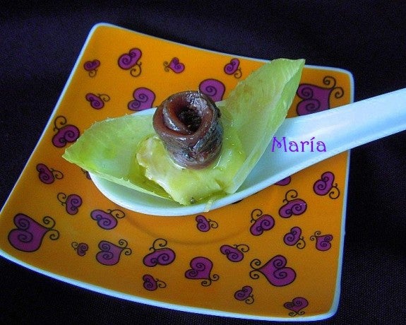 Anchoa del Cantábrico de Conservas Serrats con queso de cabra marinado en aceite de oliva