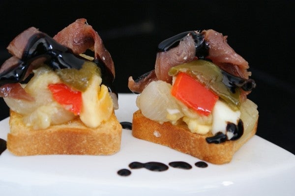 Canapé de escalibada con anchoas del Cantábrico de Conservas Serrats
