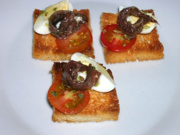 Canapé de huevo y anchoa del Cantábrico de Conservas Serrats