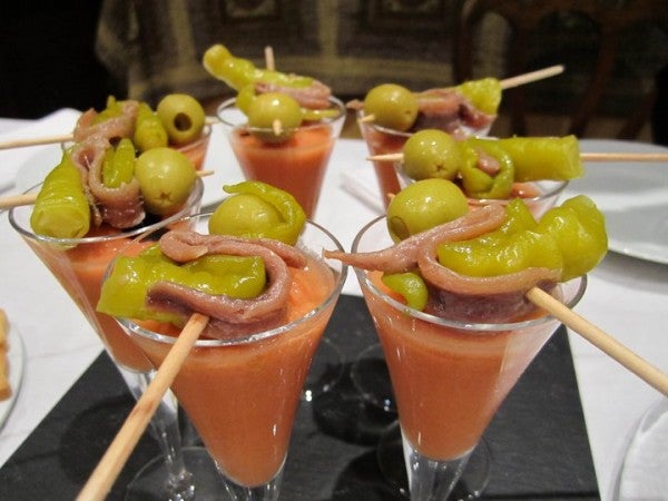 Chupitos de gazpacho con anchoas del Cantábrico y gildas