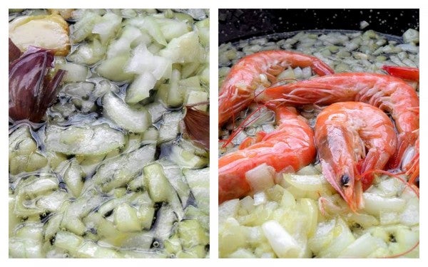 Cocinamos la cebolla, el ajo y los langostinos a fuego lento