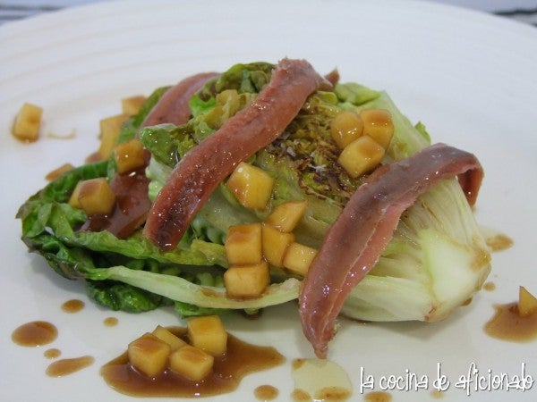 Cogollos a la plancha con anchoas del Cantábrico de Conservas Serrats y vinagreta de mango