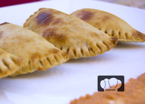 Empanadillas-de-Bonito-del-Norte-de-Conservas-Serrats-y-romesco