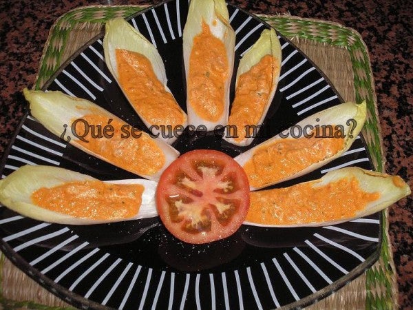 Endibias con salsa de piquillo y atún claro de Conservas Serrats