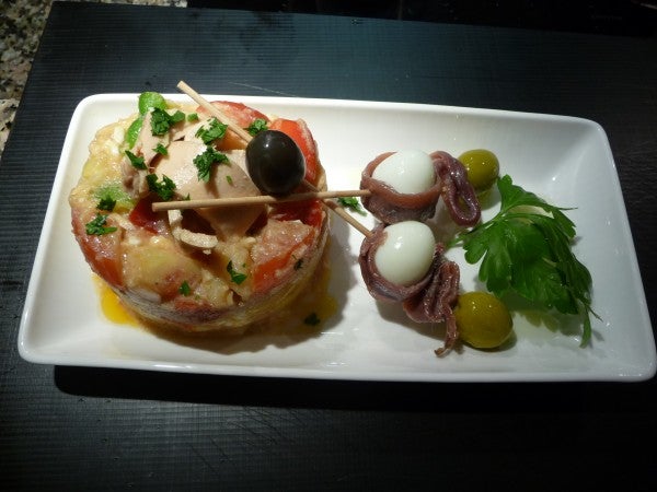 Ensalada campera con anchoas del Cantábrico y bonito del norte de Conservas Serrats