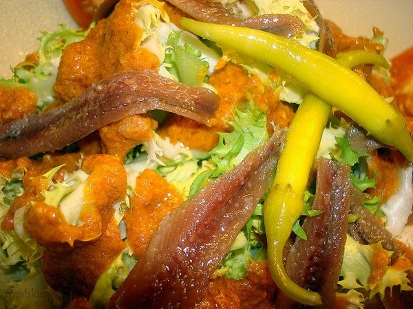 Escarola amb romesco con anchoas del Cantábrico de Conservas Serrats