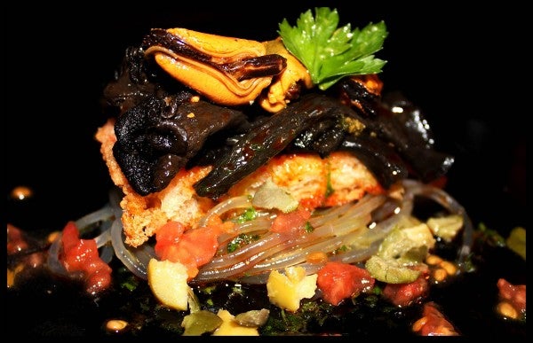 Montadito de mejillones de Conservas Serrats y trompetas de la muerte con fideos vermicelli