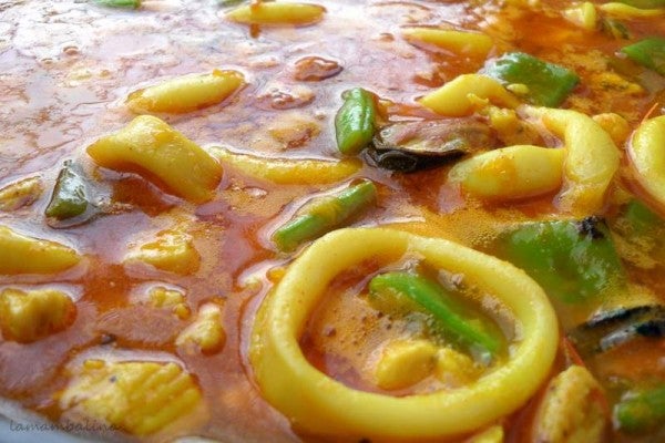 Preparación de la paella con mejillones extra grandes de Conseras Serrats3