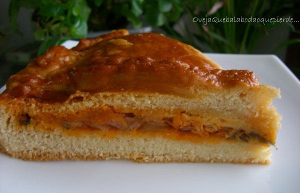 Primer plano de empanada de atún claro de Conservas Serrats en masa de pan