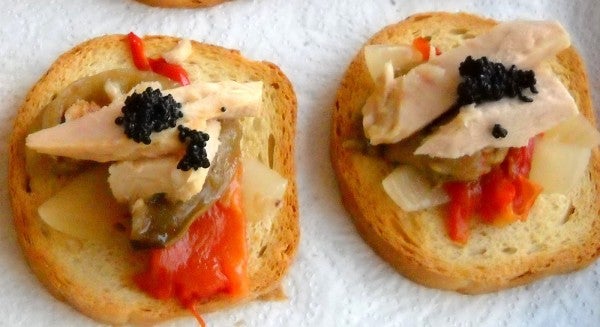 Tapas de escalivada con bonito del norte de Conservas Serrats