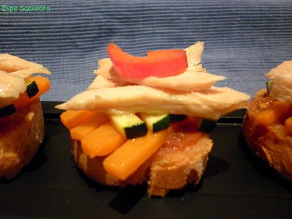 Presentación de tosta de ventresca de bonito de Conservas Serrats con verduras
