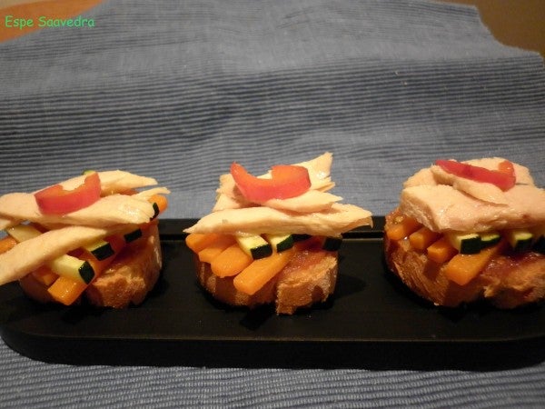 Tosta de ventresca de bonito de Conservas Serrats con verduras