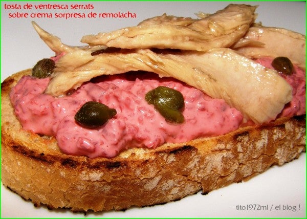 Tosta de ventresca de bonito de Conservas Serrats sobre crema sorpresa de remolacha