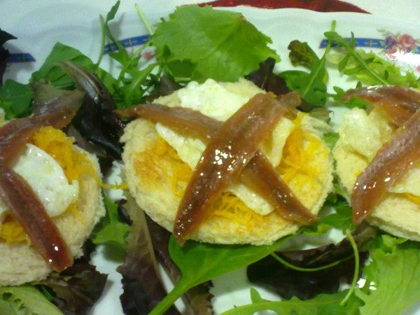 Tostas de anchoas del Cantábrico de Conservas Serrats a los dos huevos-2