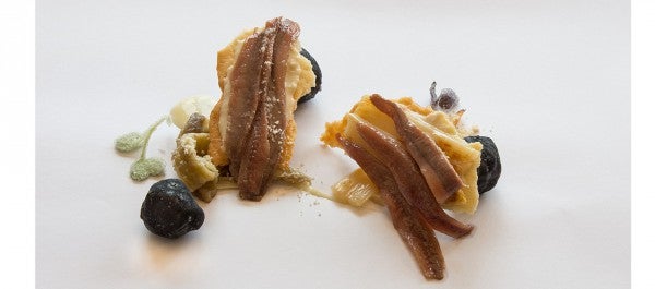 Anchoa “Serrats” en salazón sobre espárragos a la plancha y berenjena asada