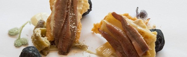 Anchoa Serrats en salazón sobre espárragos a la plancha y bernejena asada